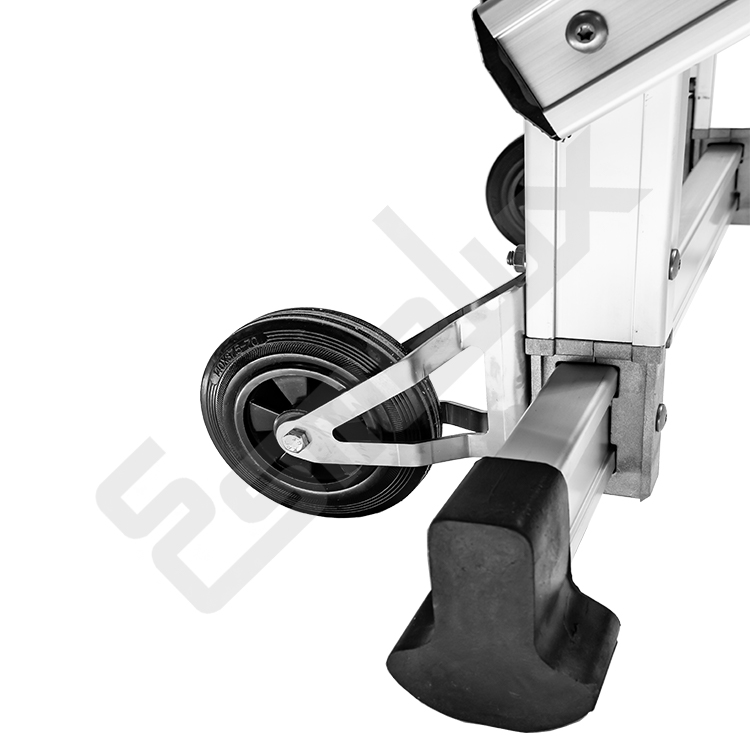 Detalle de la base y las ruedas de la escalera SP plegable